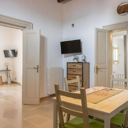 Palazzo Bianchi Domus Holidays Trani Eksteriør billede
